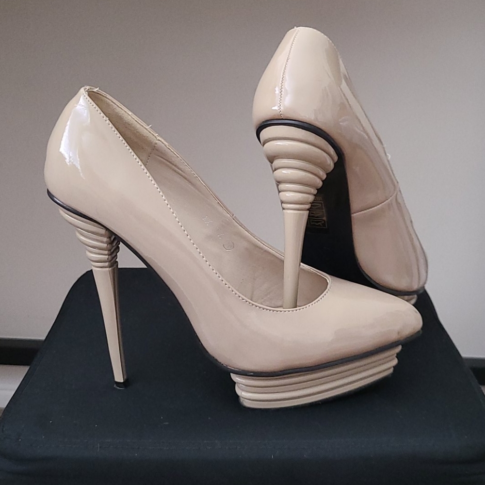 Nude pumps